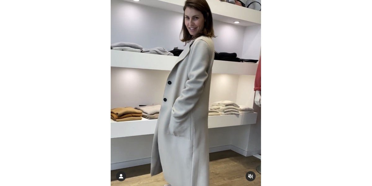 Los abrigos en color crudo siempre están de moda