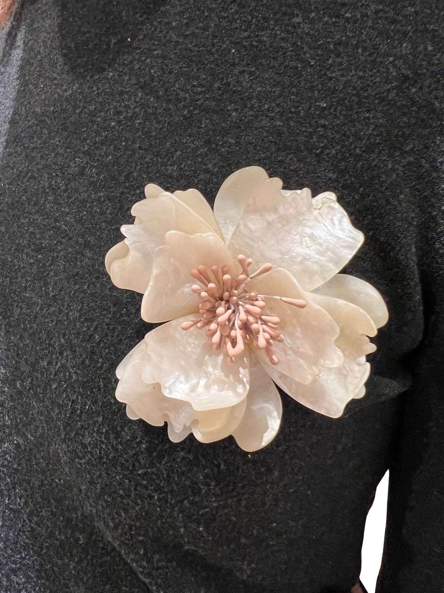 Broche Il Baco Da Seta Flor Resina Blanco