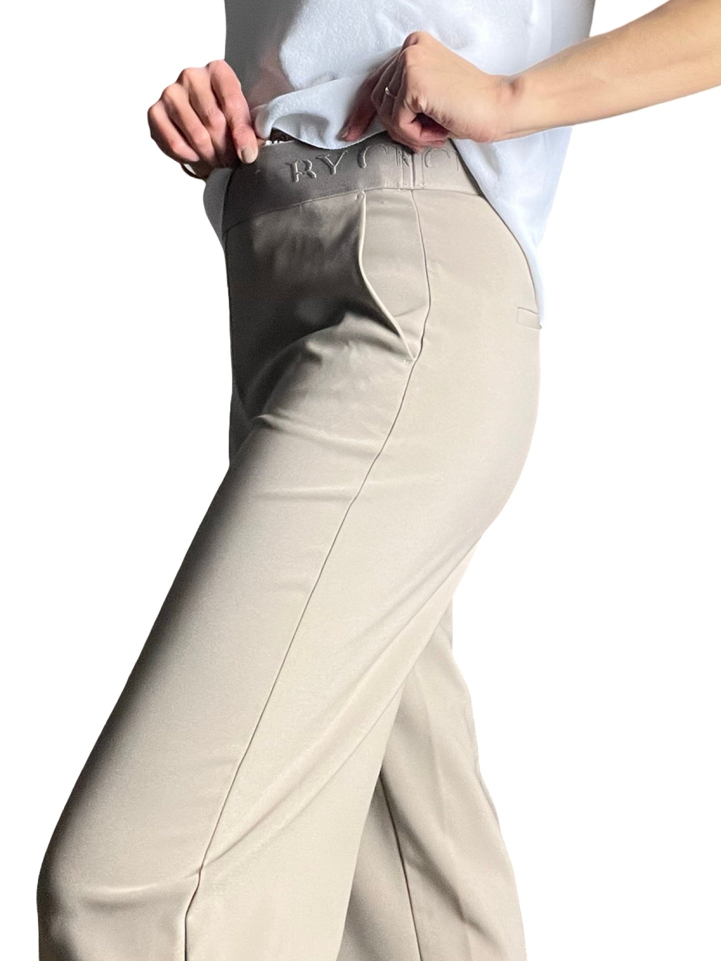 Elena Changer De Pantalon