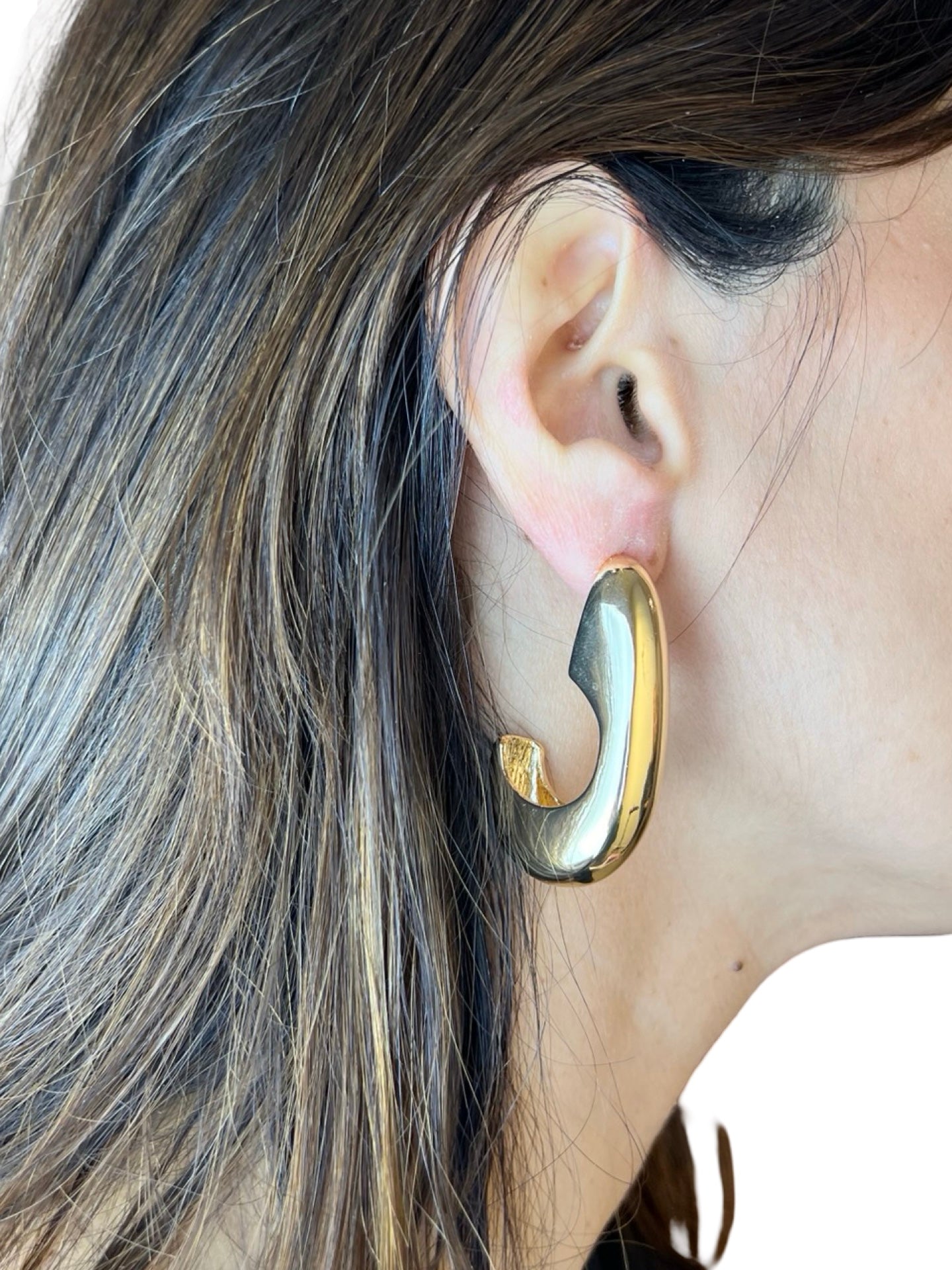 Pendientes Liviana Conti Escultórica en Arco Organico Dorado