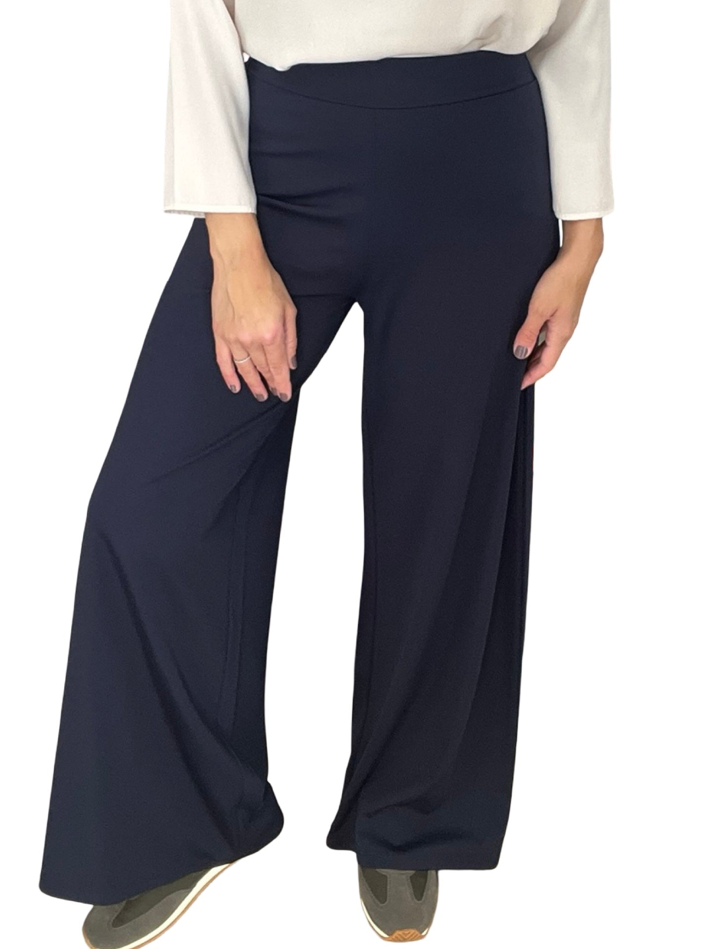 Pantaloni di larghezza dello studio soleggiato