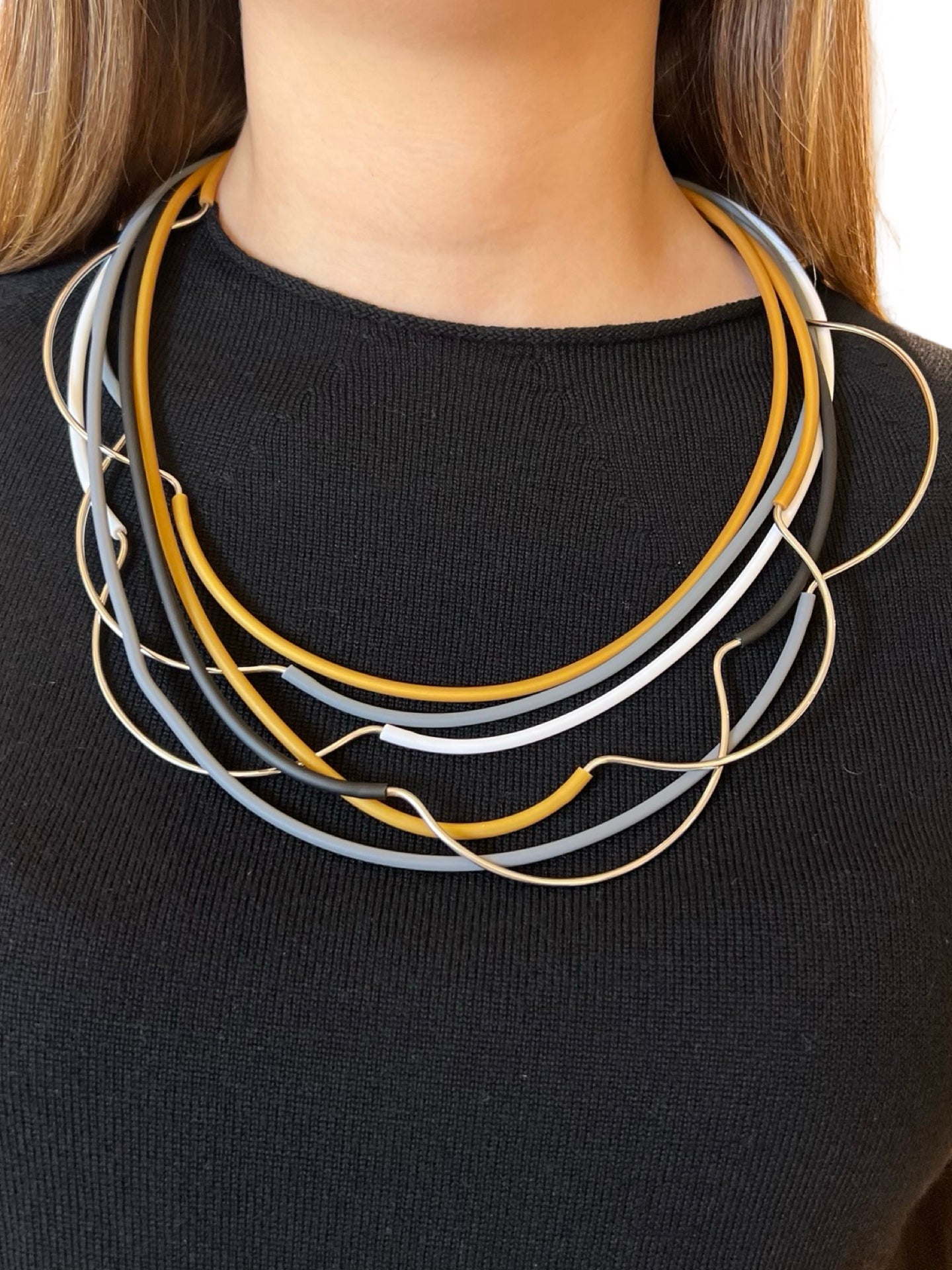 Collar Liviana Conti Tiras Metal y Goma