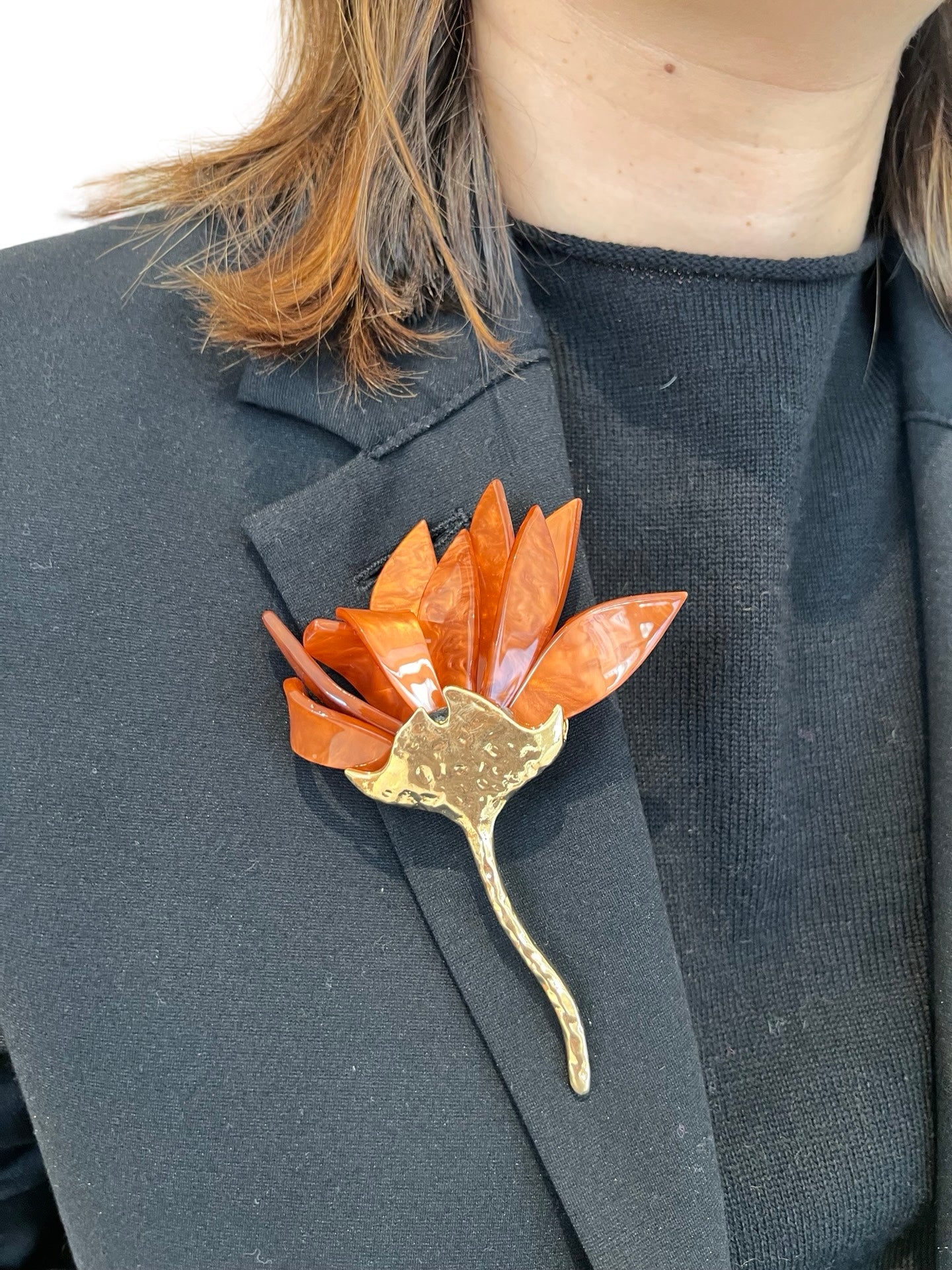 Broche Il Baco Da Seta Flor Metal Resina Naranja