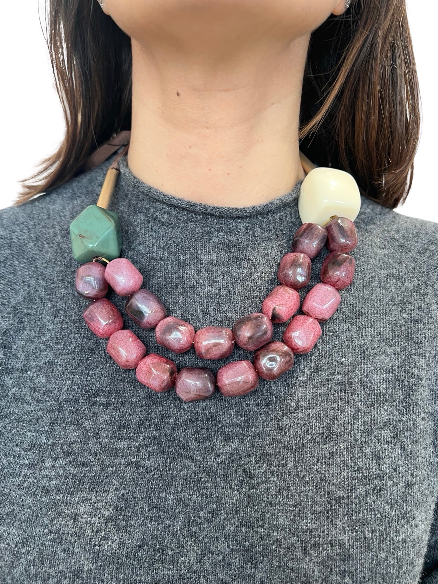 Collar Il Baco Da Seta Corto Cuadrado y Poligono Berenjena