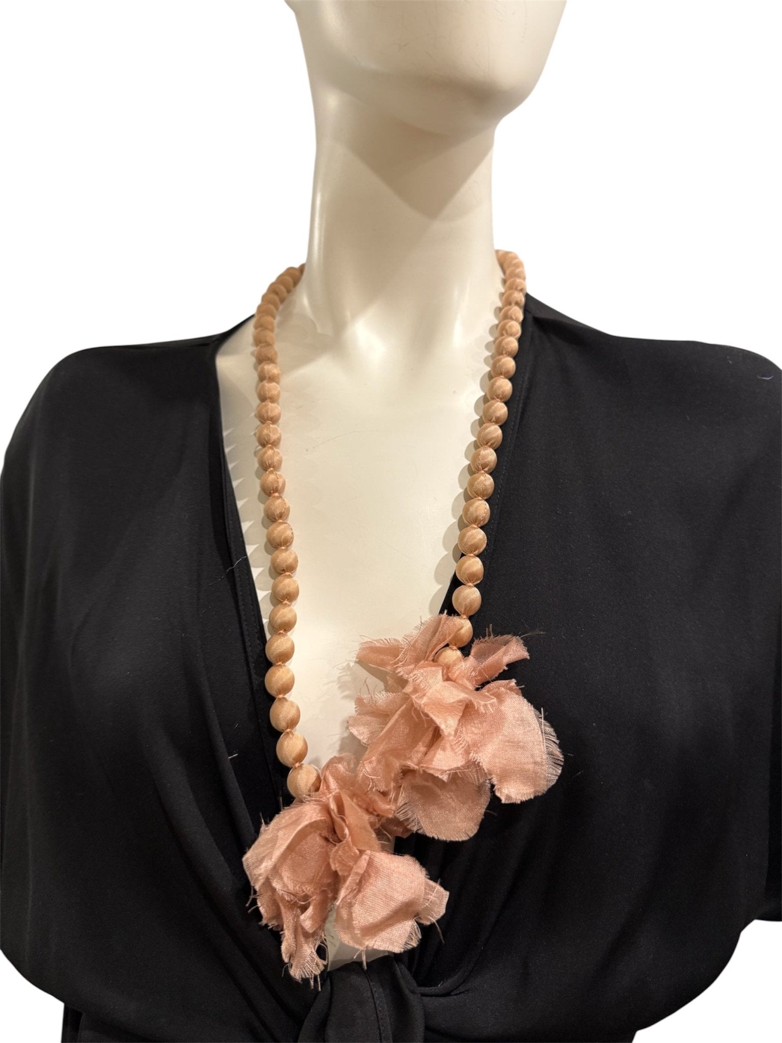 Collana Il Baco Da Seta Palline di seta Doan con fiori rosa antico