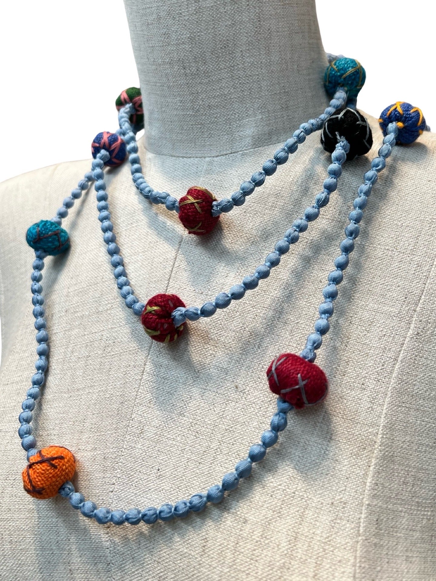 Collier Il Baco Da Seta Coussins Bleu Pastel Boules de Soie