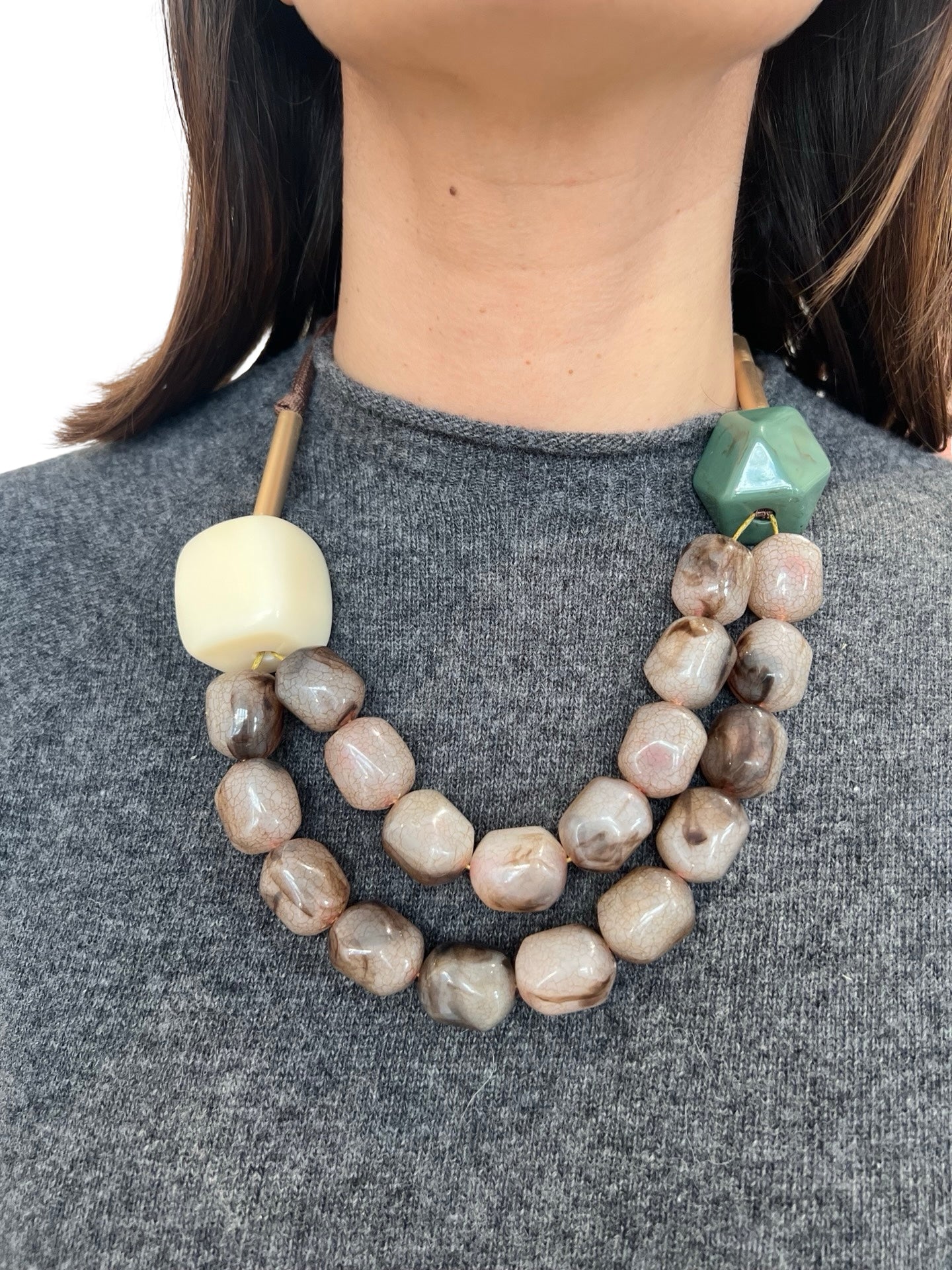 Collar Il Baco Da Seta Corto Cuadrado y Poligono Marrón