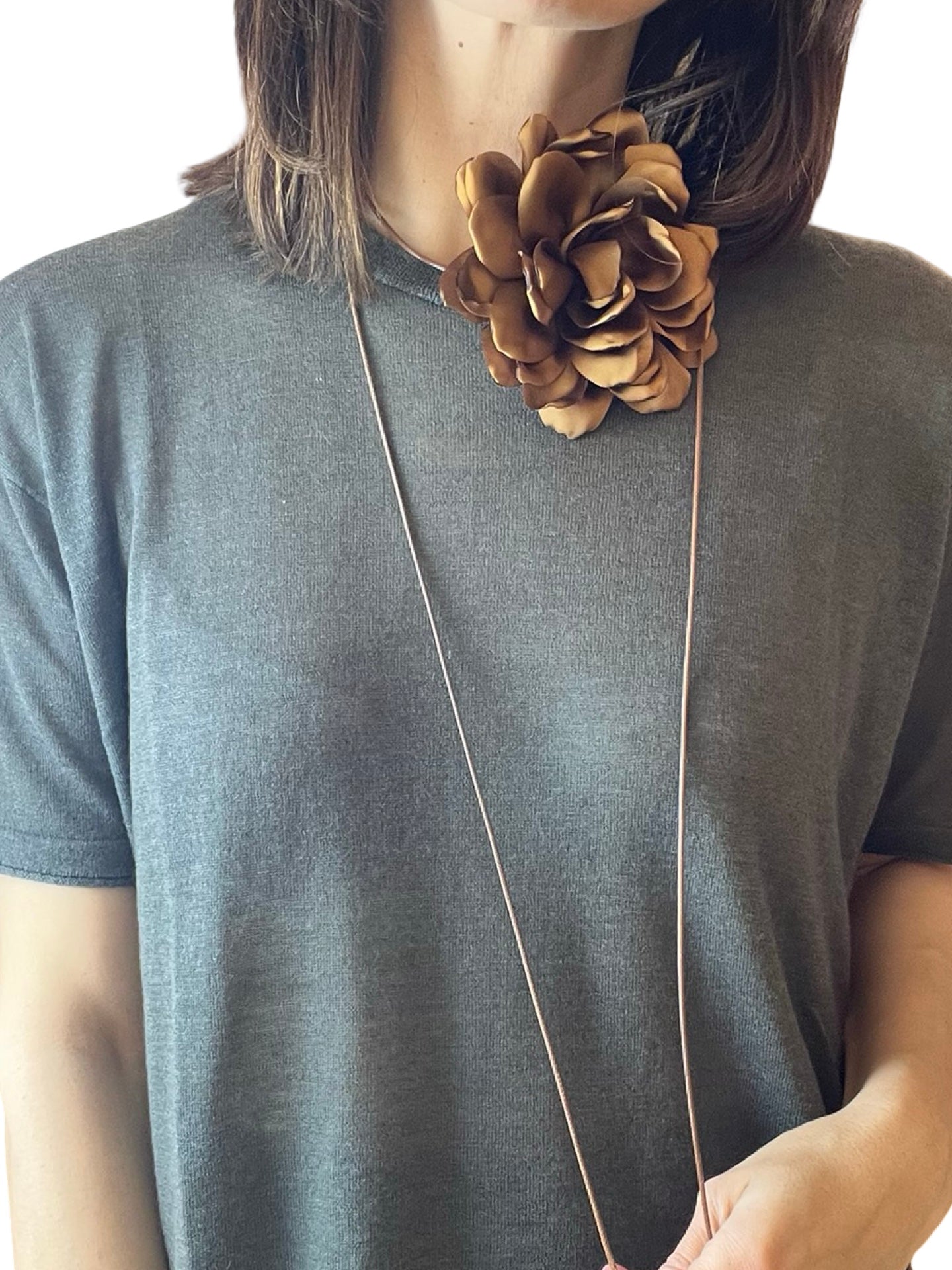 Girocollo Il Baco Da Seta Fiore in tessuto color cammello