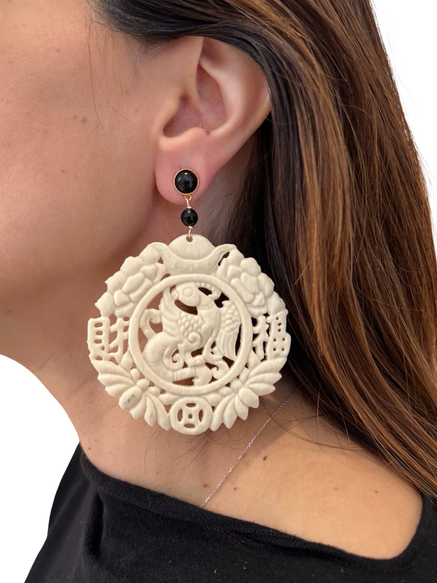 Pendientes Fabrizio Marcantelli Medallón Tallado Dragon Imperial Crudo