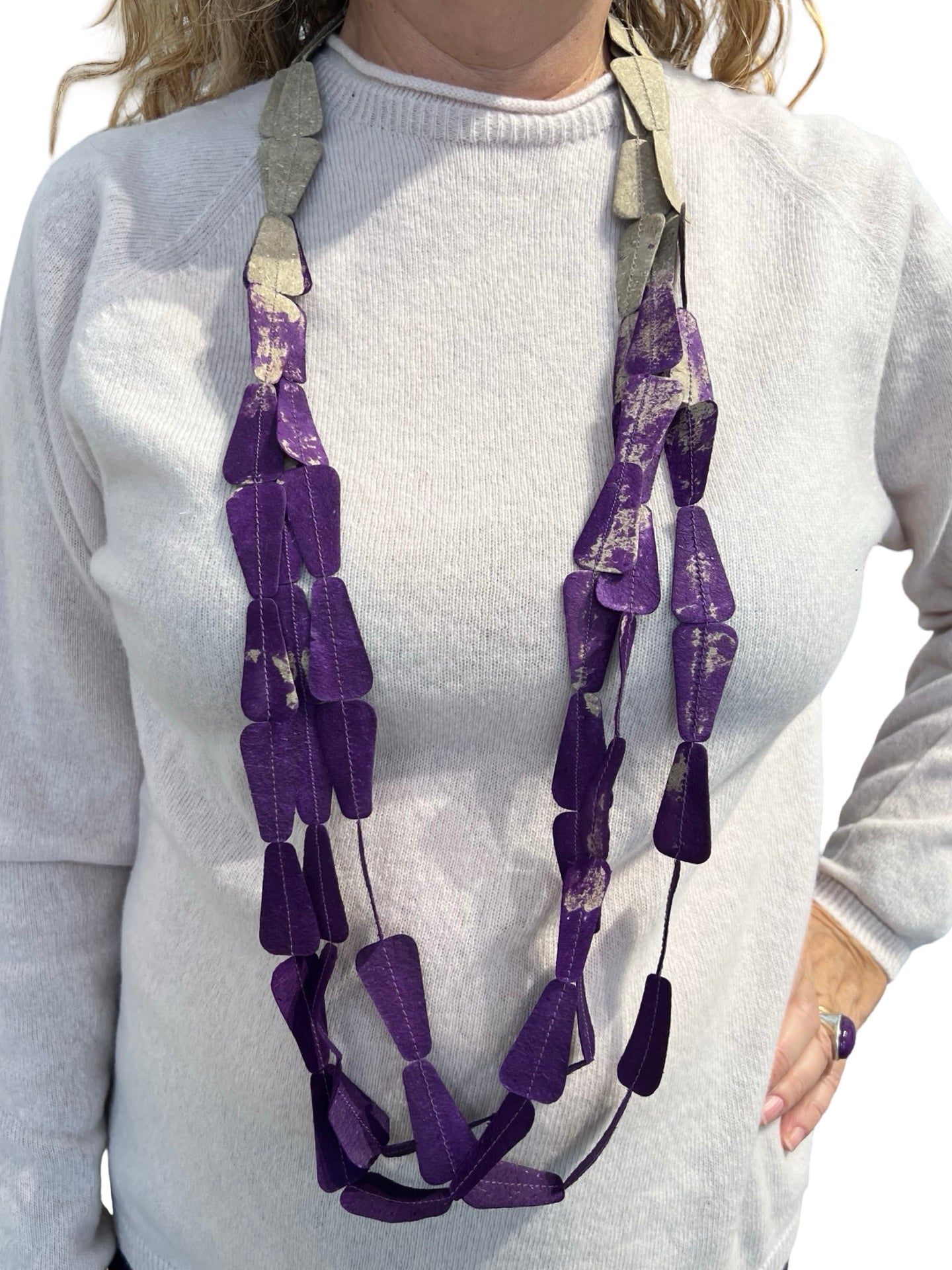 Collar Ana Hagopian Trap Morado y Beige