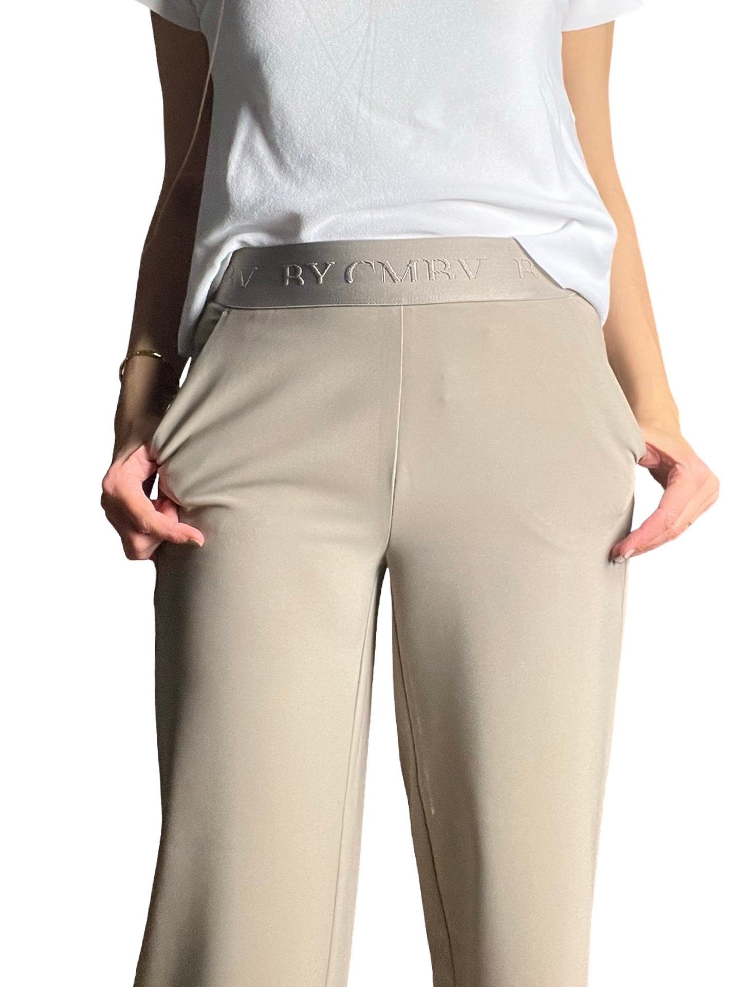 Elena Changer De Pantalon