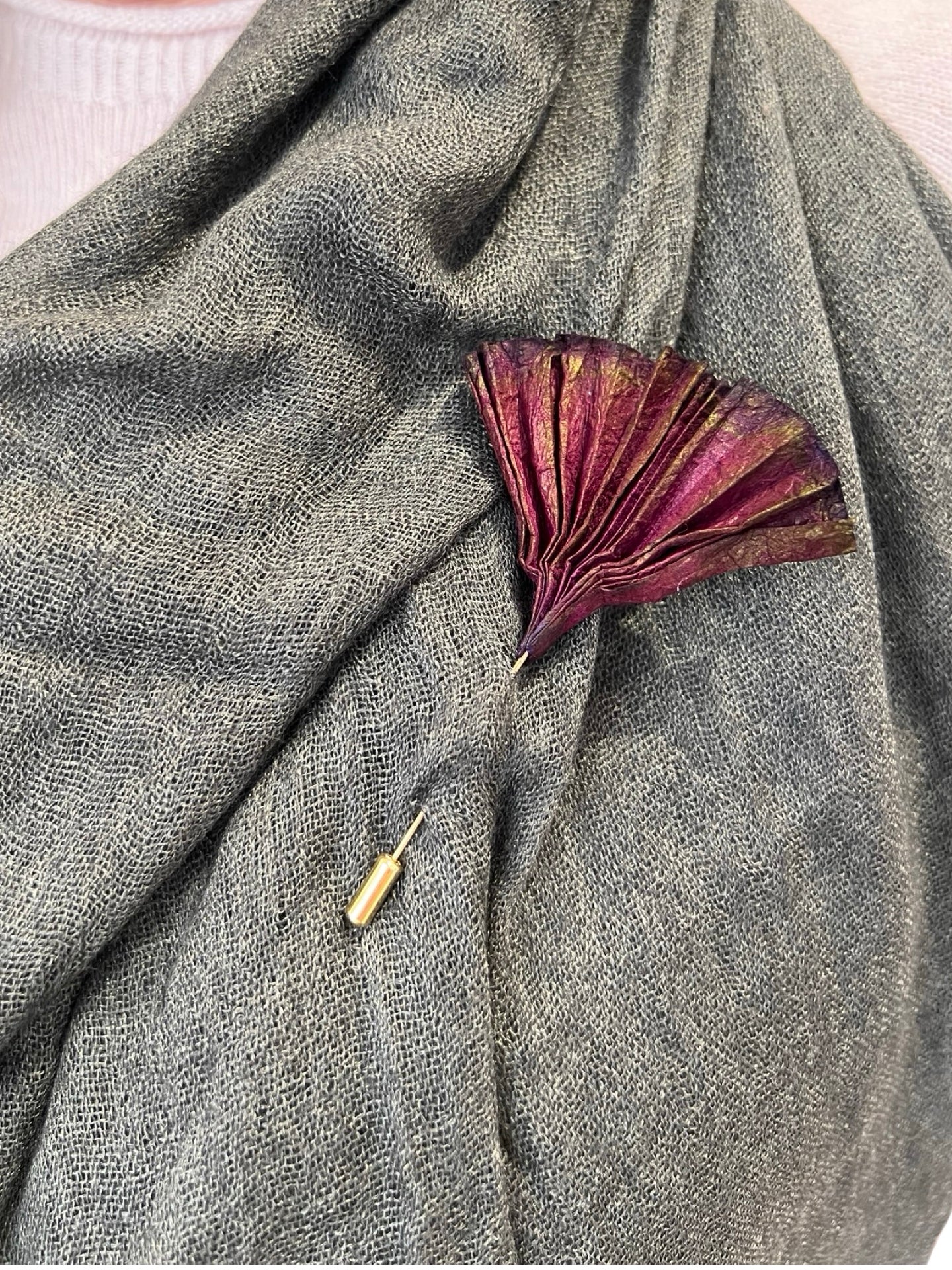 Broche Ana Hagopian Pai Pai Berenjena