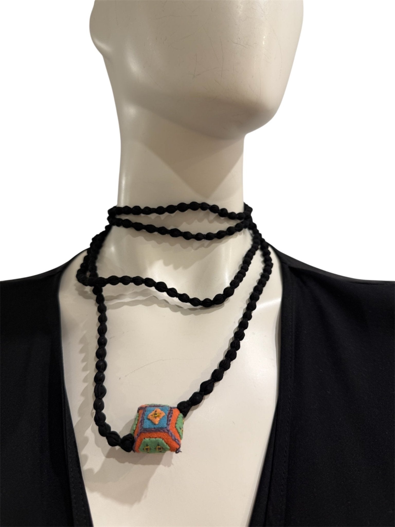 Collana Il Baco Da Seta Mini Silk Ball Ly Black cuscine