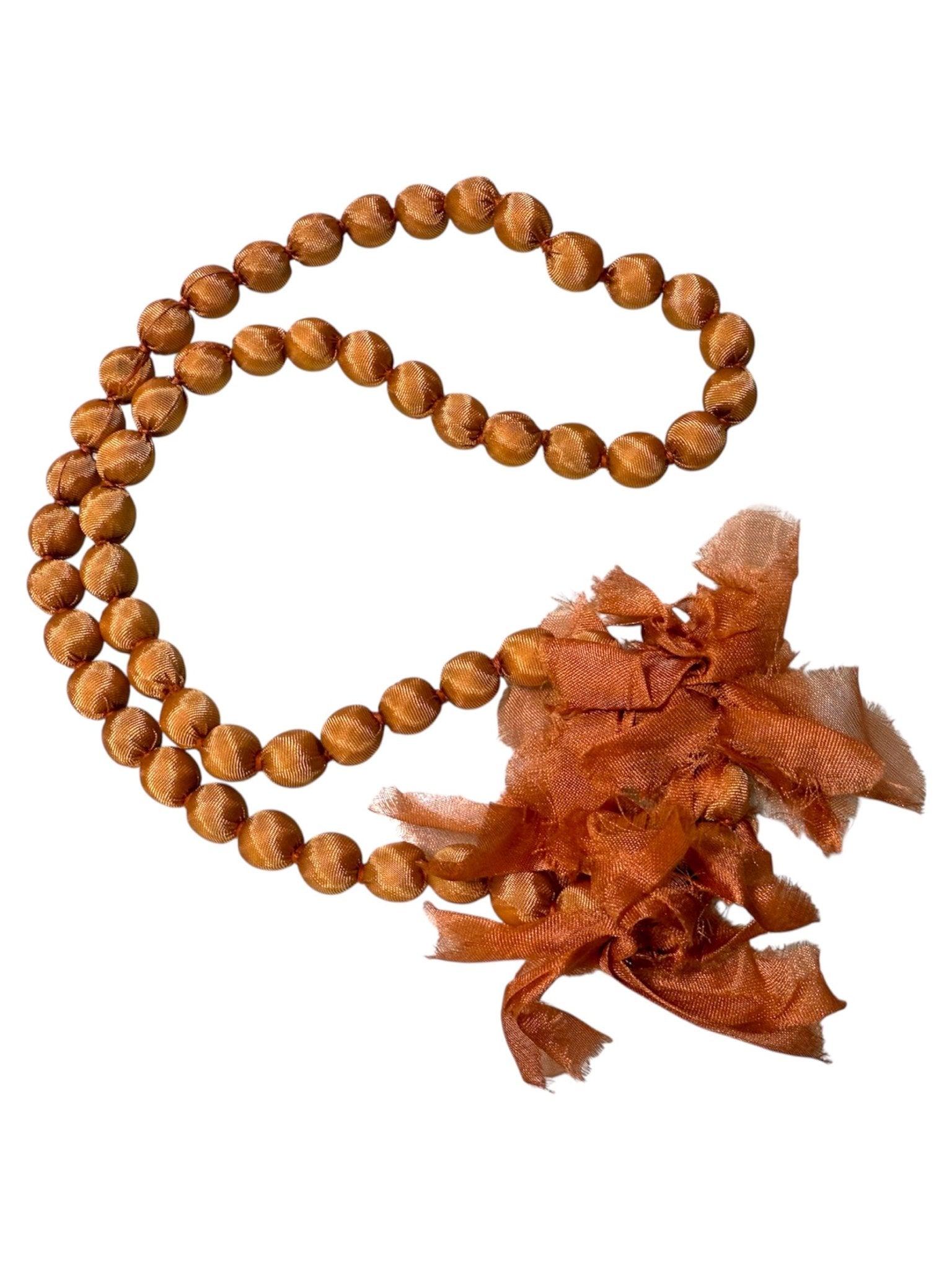 Collana Il Baco Da Seta Palline di salmone affumicato con fiori di seta Doan.