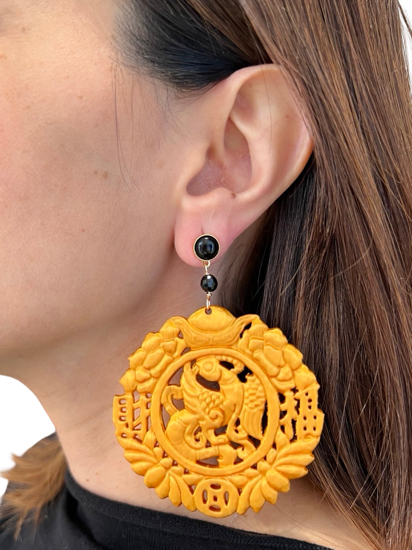 Pendientes Fabrizio Marcantelli Medallón Tallado Dragon Imperial Mostaza