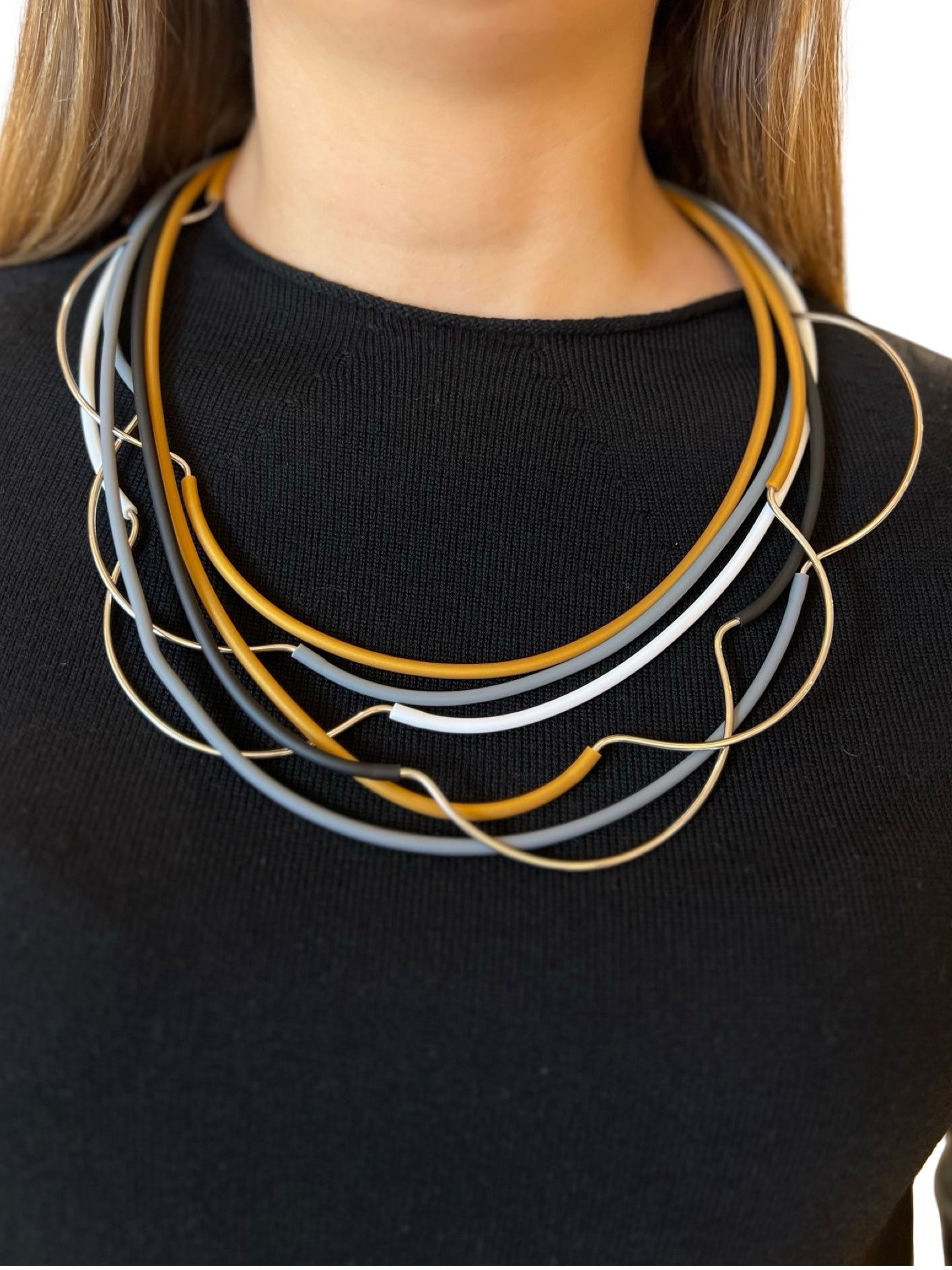 Collar Liviana Conti Tiras Metal y Goma