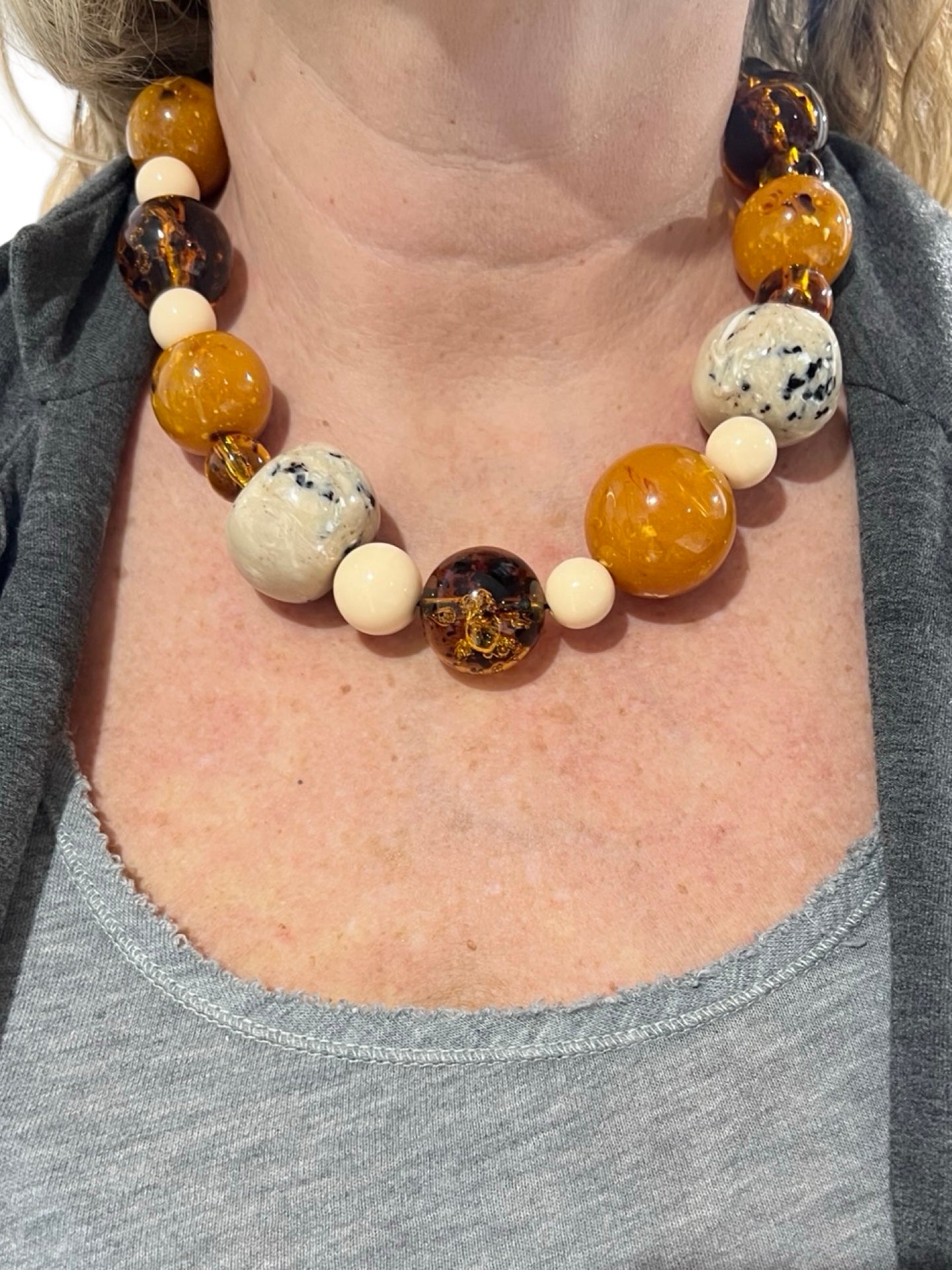 Collar Fabrizio Marcantelli Bolas Alternadas Caramelo y Piedra
