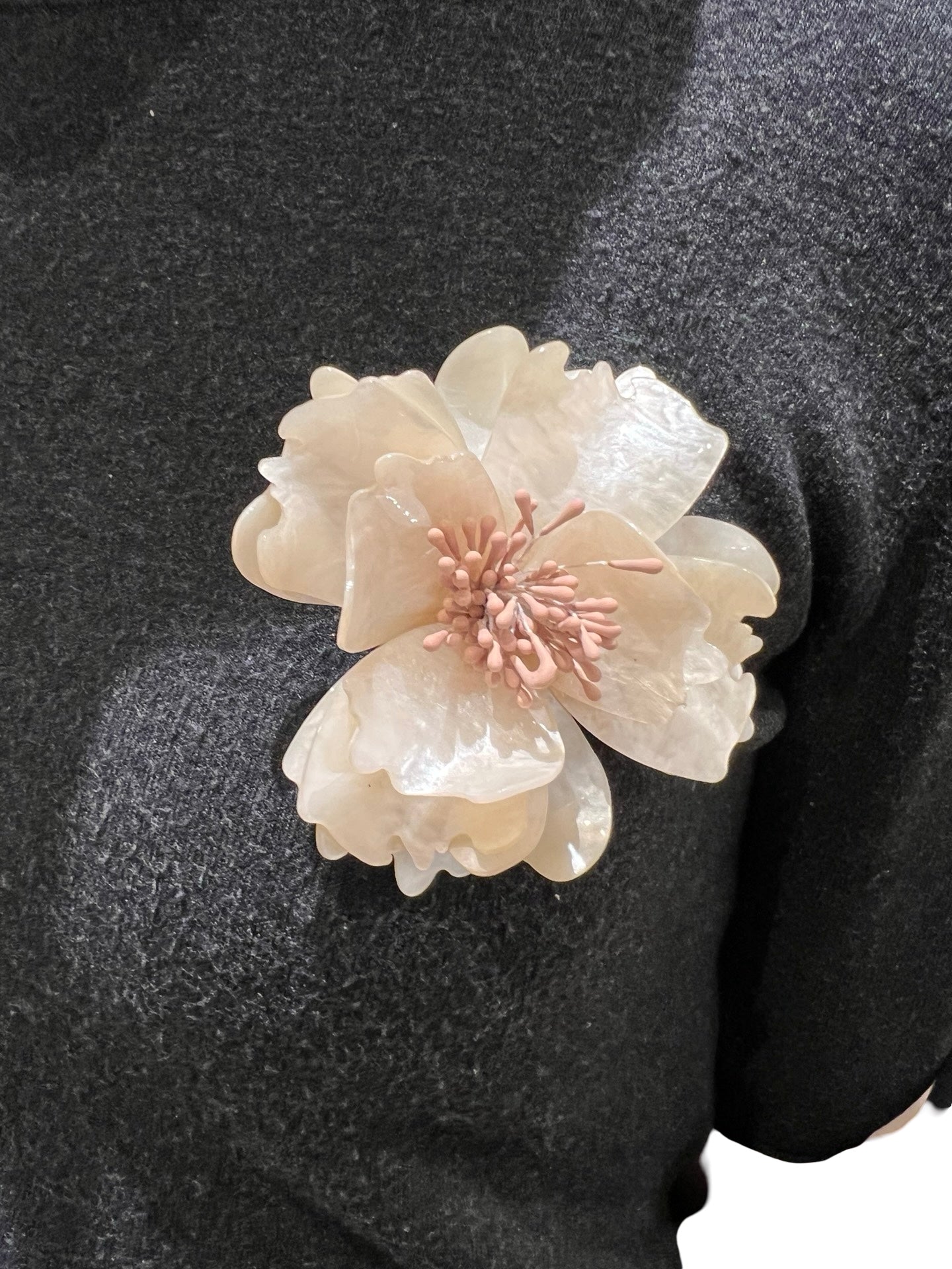 Broche Il Baco Da Seta Flor Resina Blanco