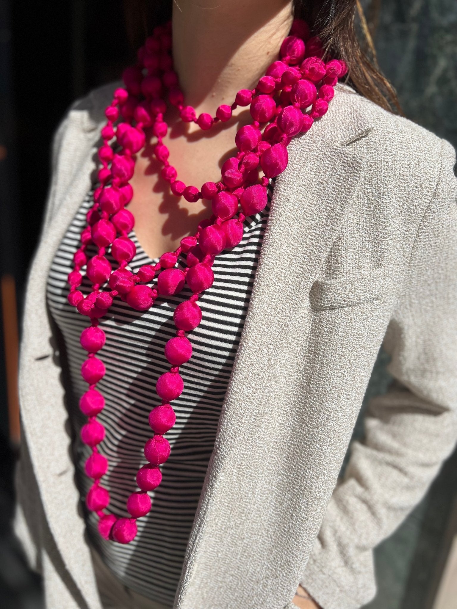 Collier il Baco Da Seta Maxi Balls en soie fuchsia vibrante