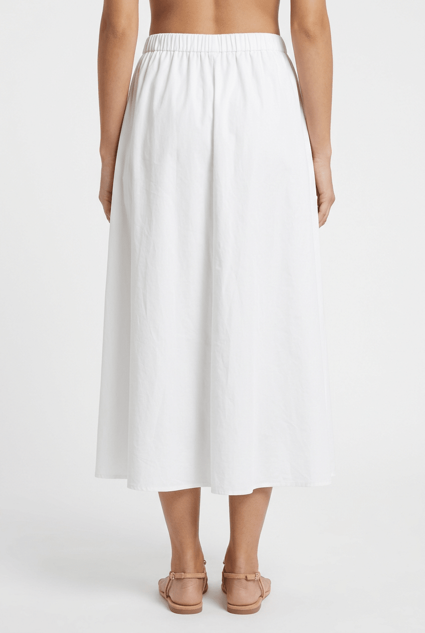 Gonna plissettata bianca sul pavimento