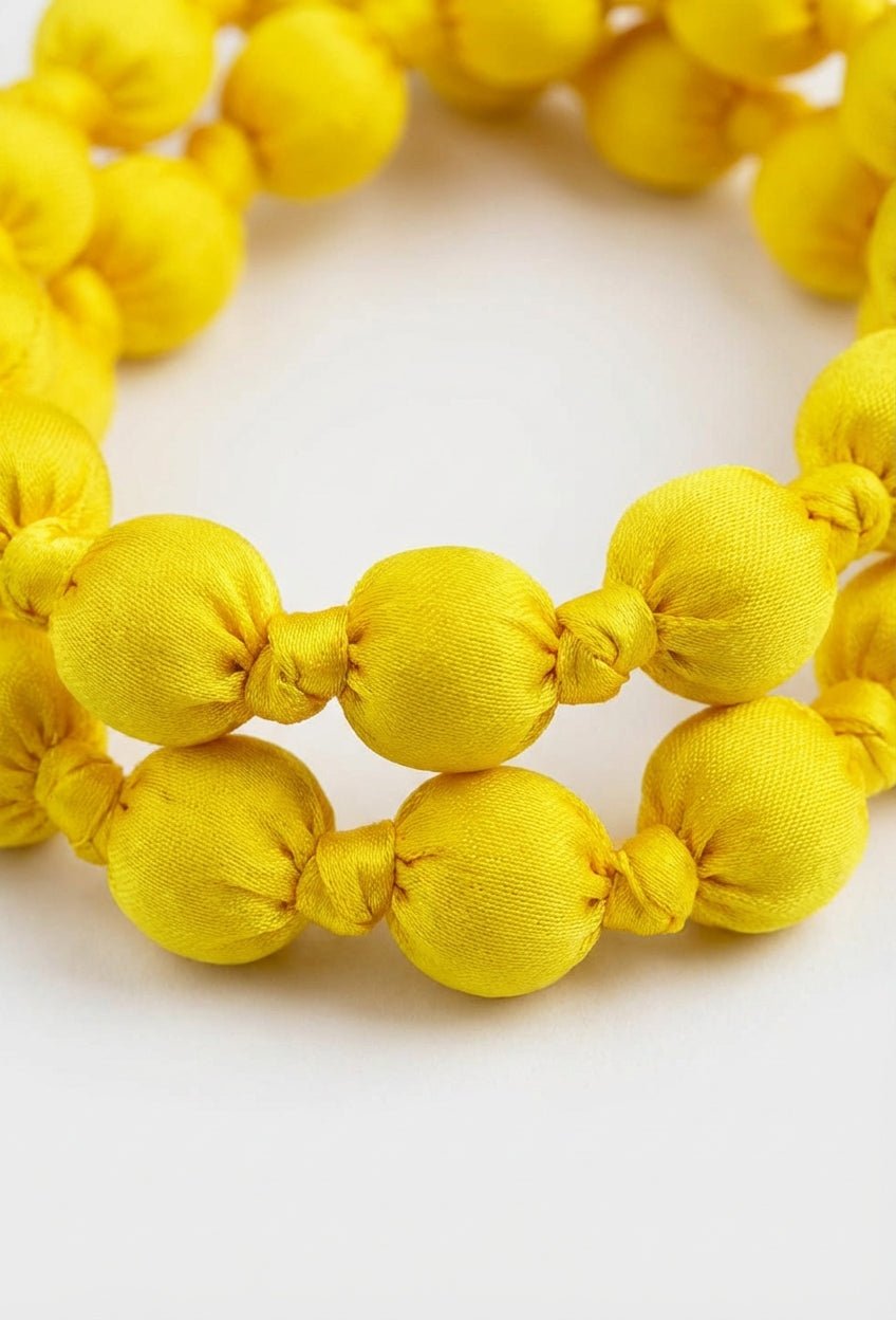 Collana Il Baco Da Seta Pare di seta gialla 8.1