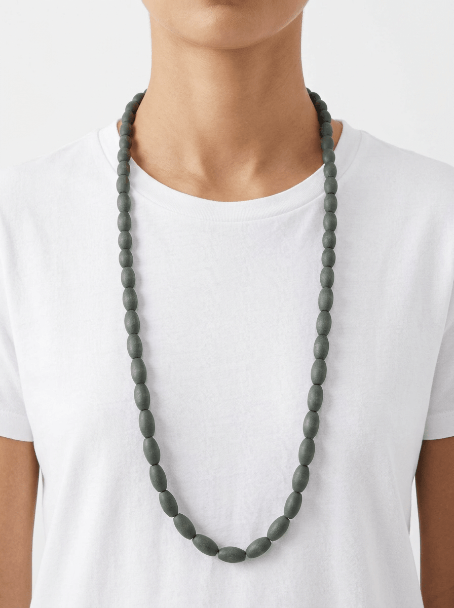 Collier long en mangoustan Niu Kayu