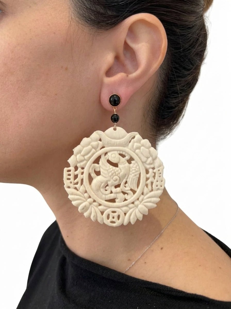 Pendientes Fabrizio Marcantelli Medallón Tallado Dragon Imperial Crudo