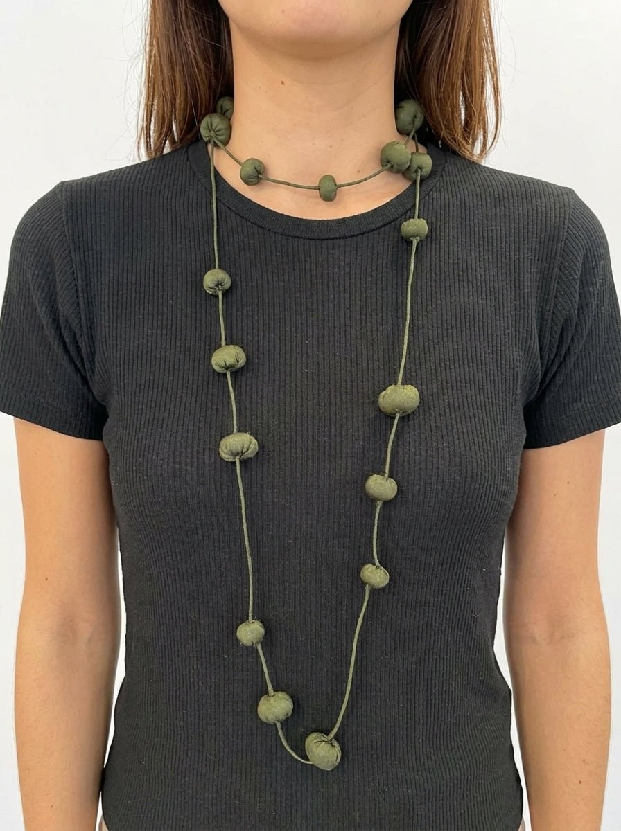 Collana Il Baco Da Seta Palline di seta bozzolo color kaki