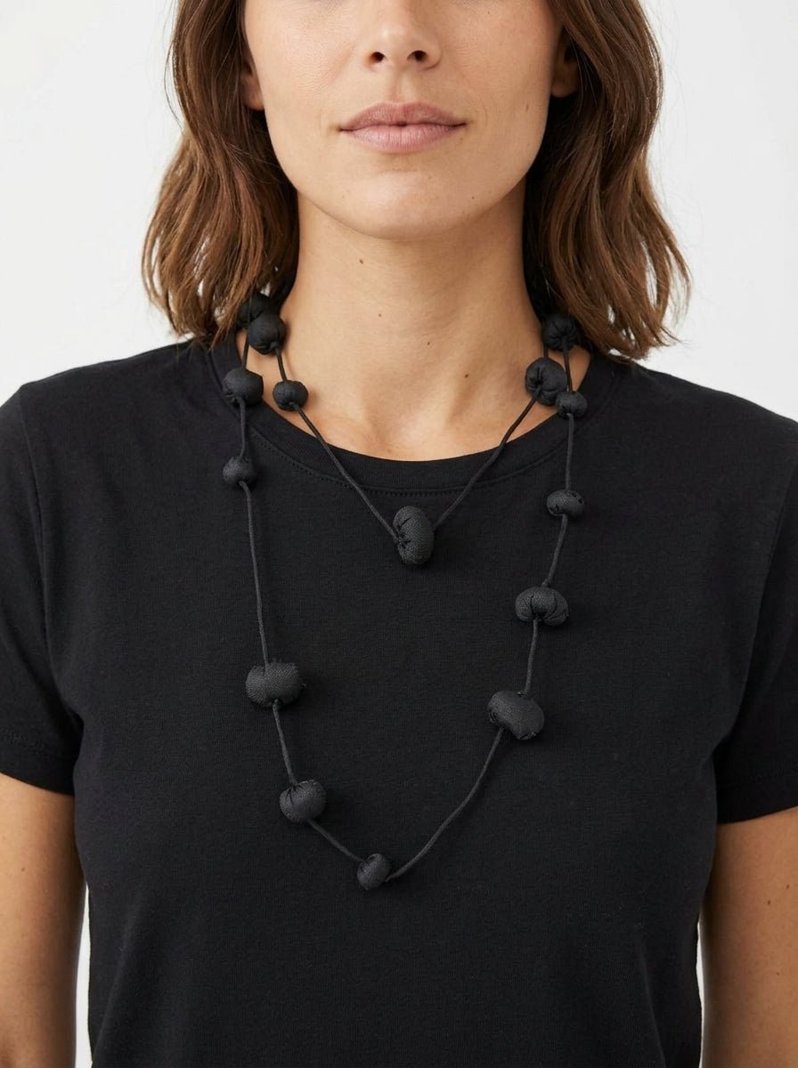 Collana Il Baco Da Seta Palline di seta bozzolo nero