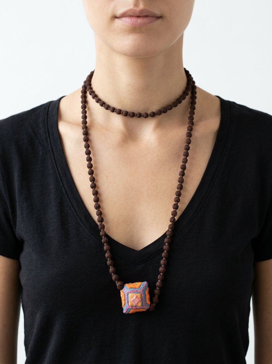 Collana Il Baco Da Seta Mini palline di cuscinetto marrone ly