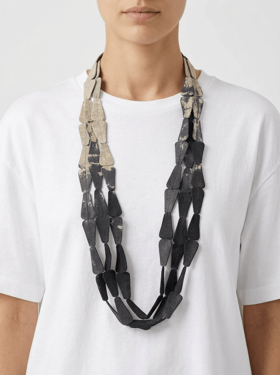 Collar Ana Hagopian Trap Beige y Gris Oscuro