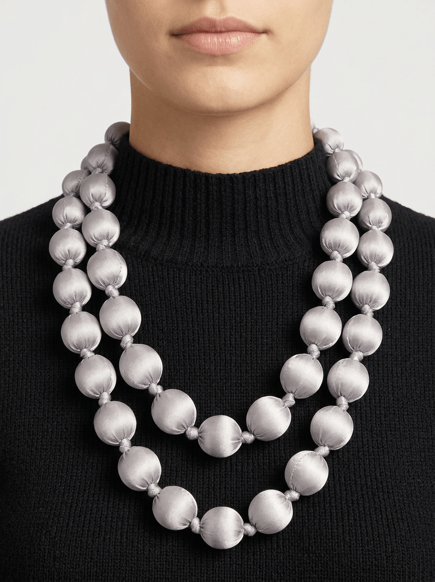 Collana il Baco Da Seta Maxi Palloni In Seta Grigia