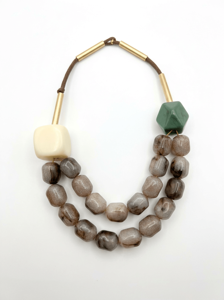 Collar Il Baco Da Seta Corto Cuadrado y Poligono Marrón