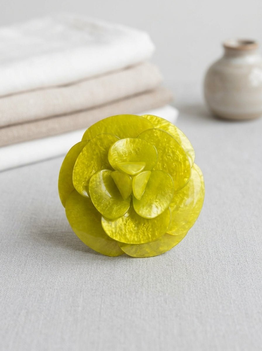 Broche Il Baco Da Seta Camelia Amarillo