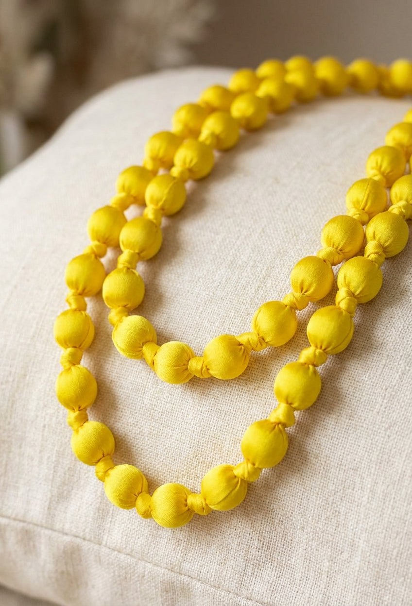 Collana Il Baco Da Seta Pare di seta gialla 8.1