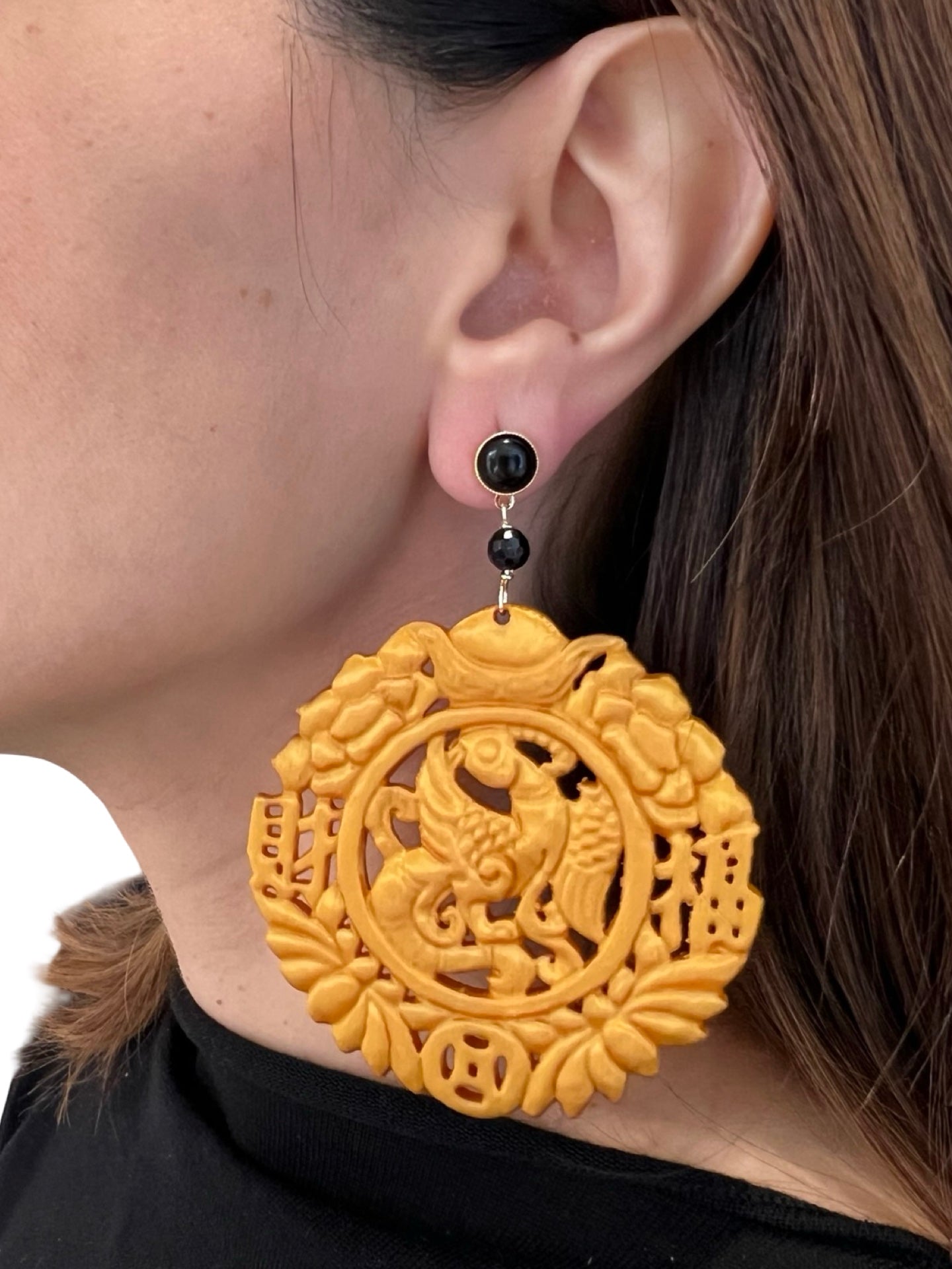 Pendientes Fabrizio Marcantelli Medallón Tallado Dragon Imperial Mostaza