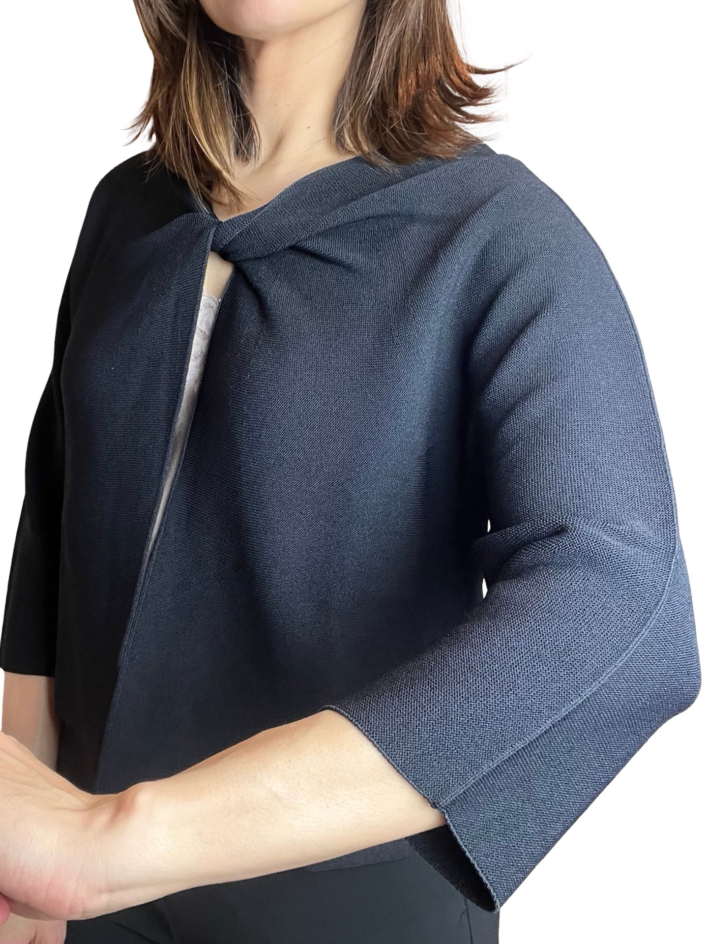 Maglione leggero con collo a nodo continuo