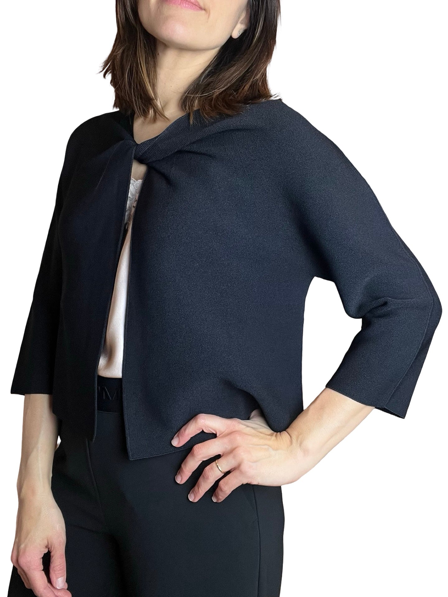 Maglione leggero con collo a nodo continuo