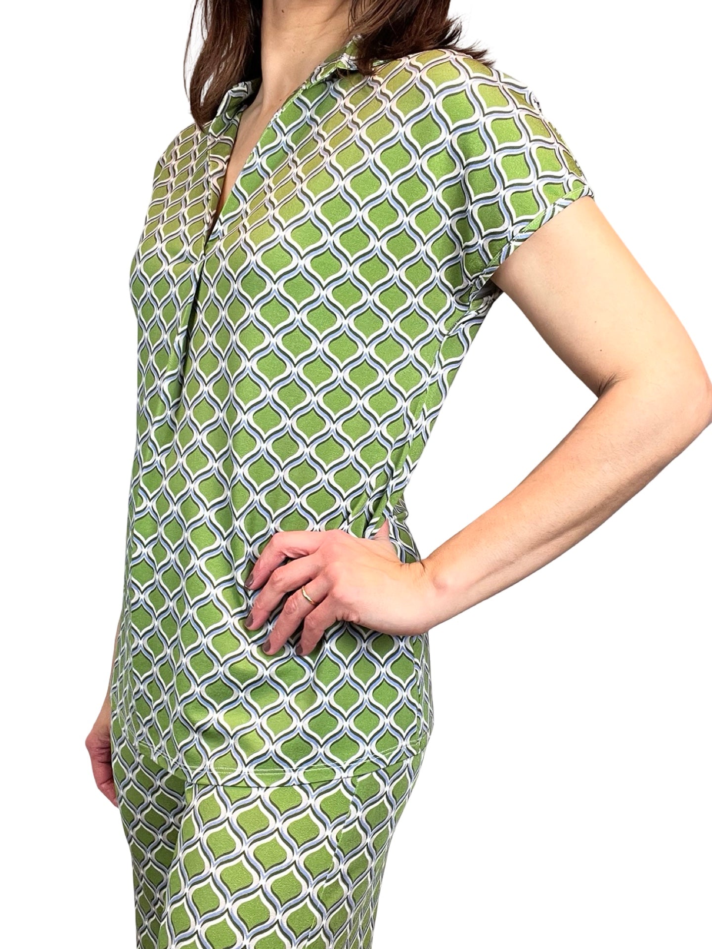 Cuerpo Monika Varga Pico Hojas Verde