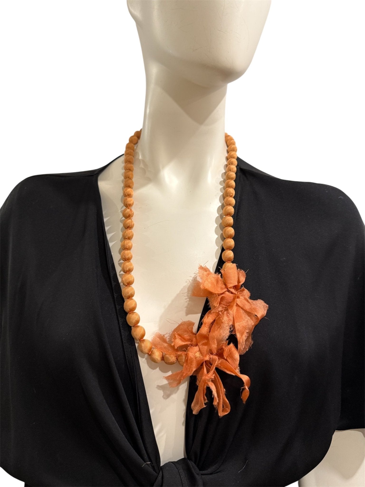 Collana Il Baco Da Seta Palline di salmone affumicato con fiori di seta Doan.