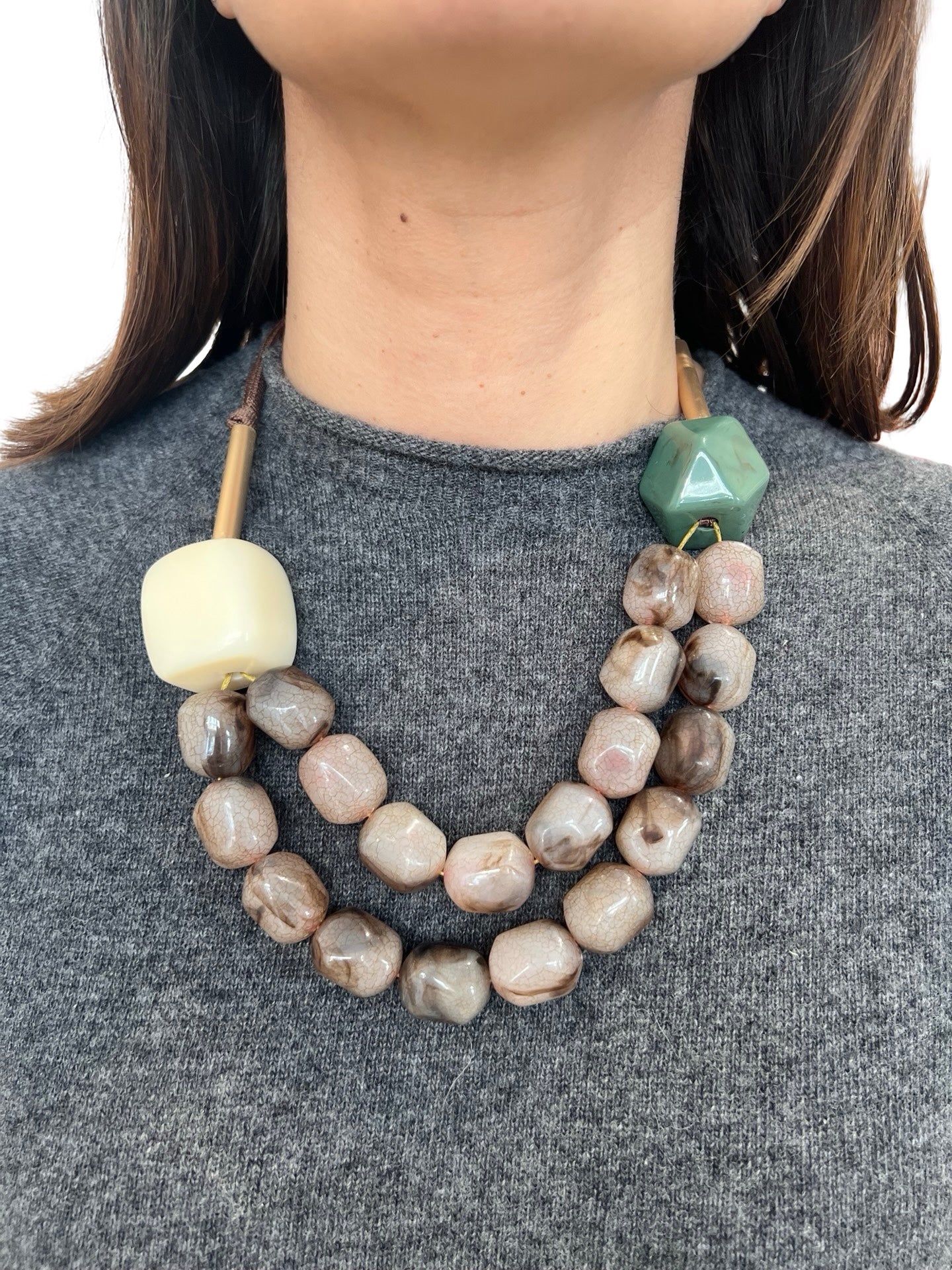 Collar Il Baco Da Seta Corto Cuadrado y Poligono Marrón