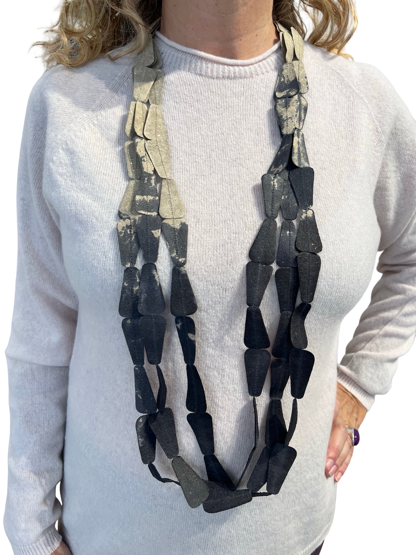 Collana Ana Hagopian Trap Beige e Grigio Scuro