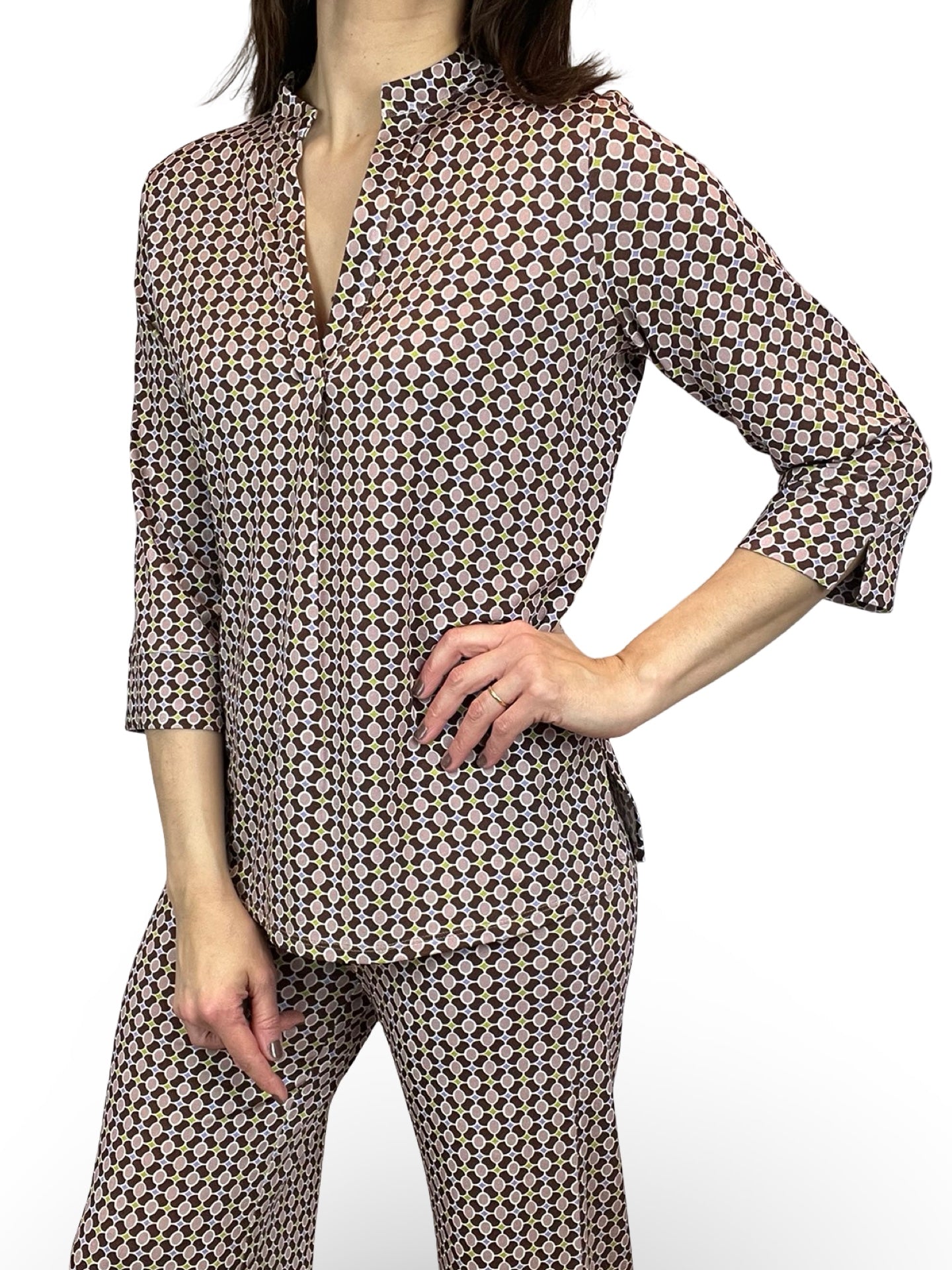 Cuerpo Monika Varga Pico Circulos Rombos Marron