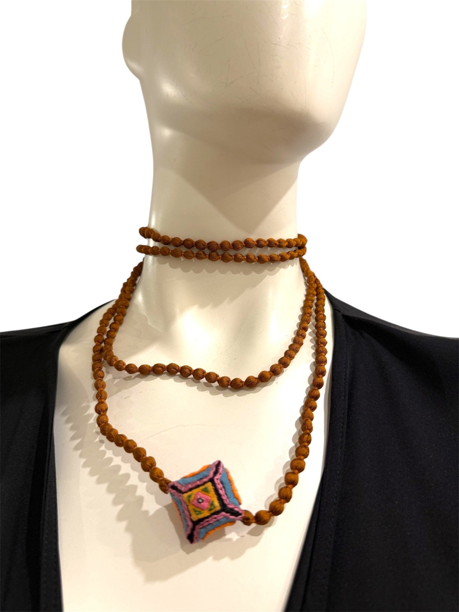 Collana Il Baco Da Seta Mini palline di seta Ly cuscino cammello