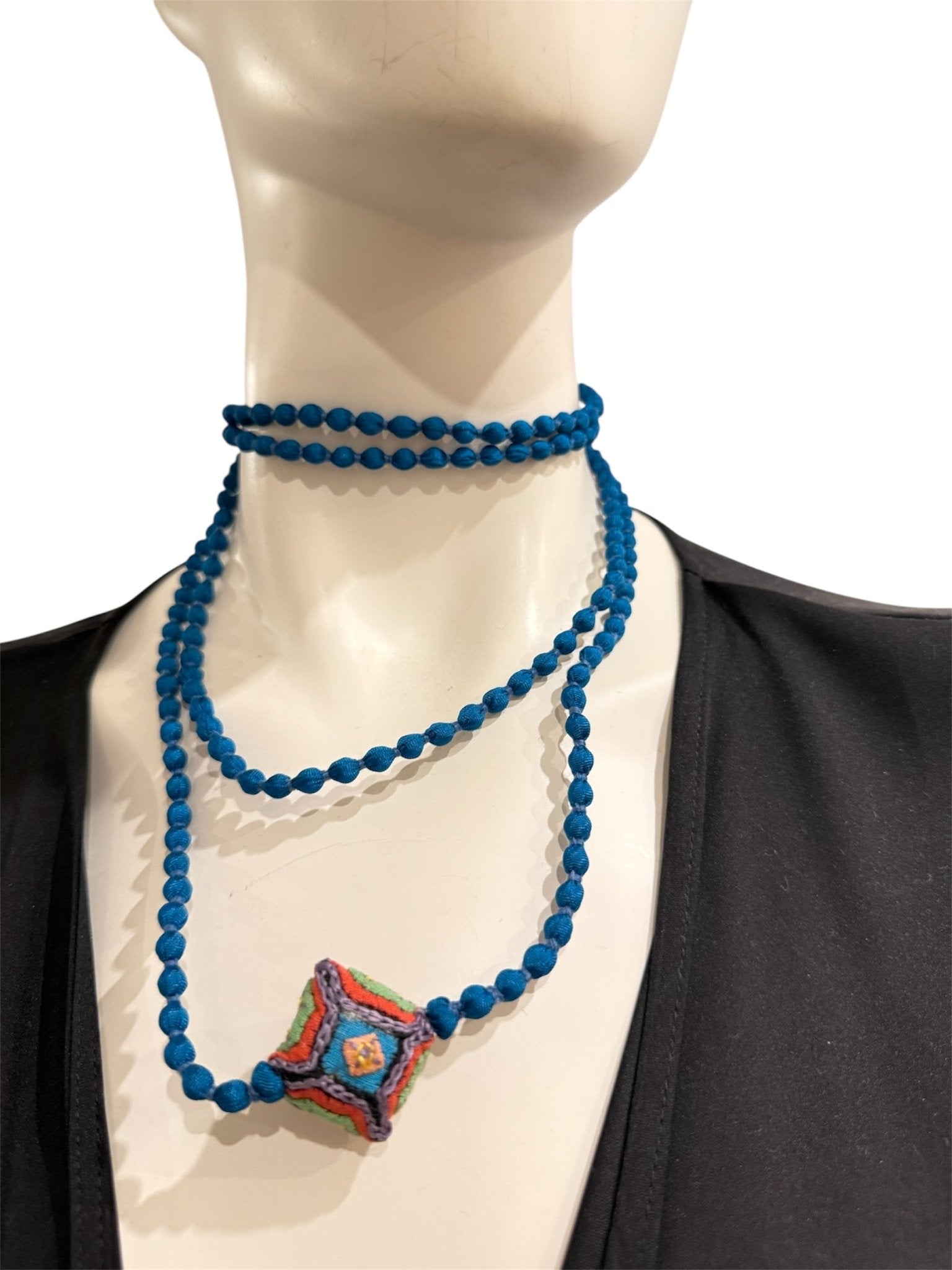 Collana Il Baco Da Seta Mini cuscino turchese a sfera di seta