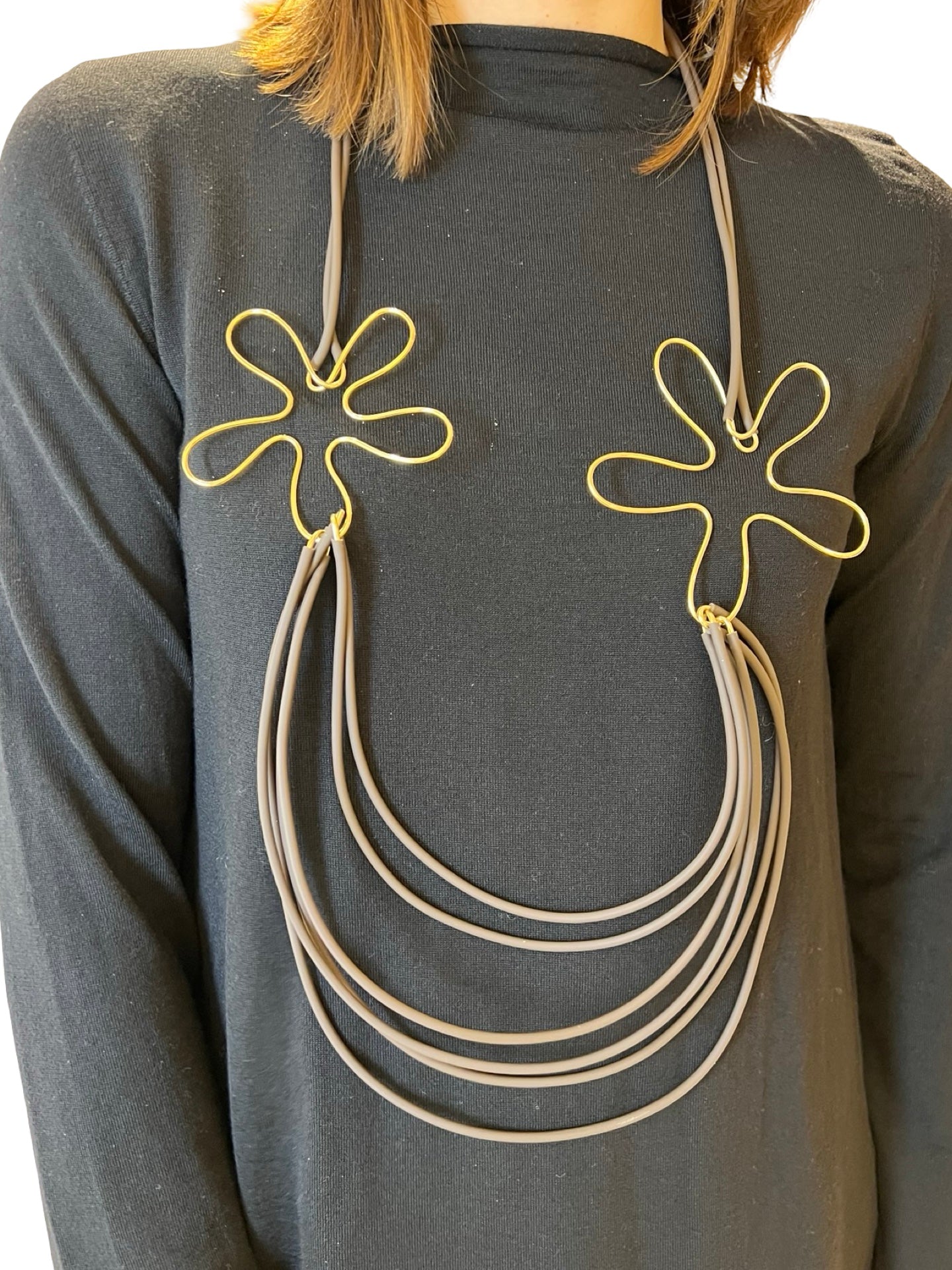 Collar Liviana Conti Tiras Flor Metal