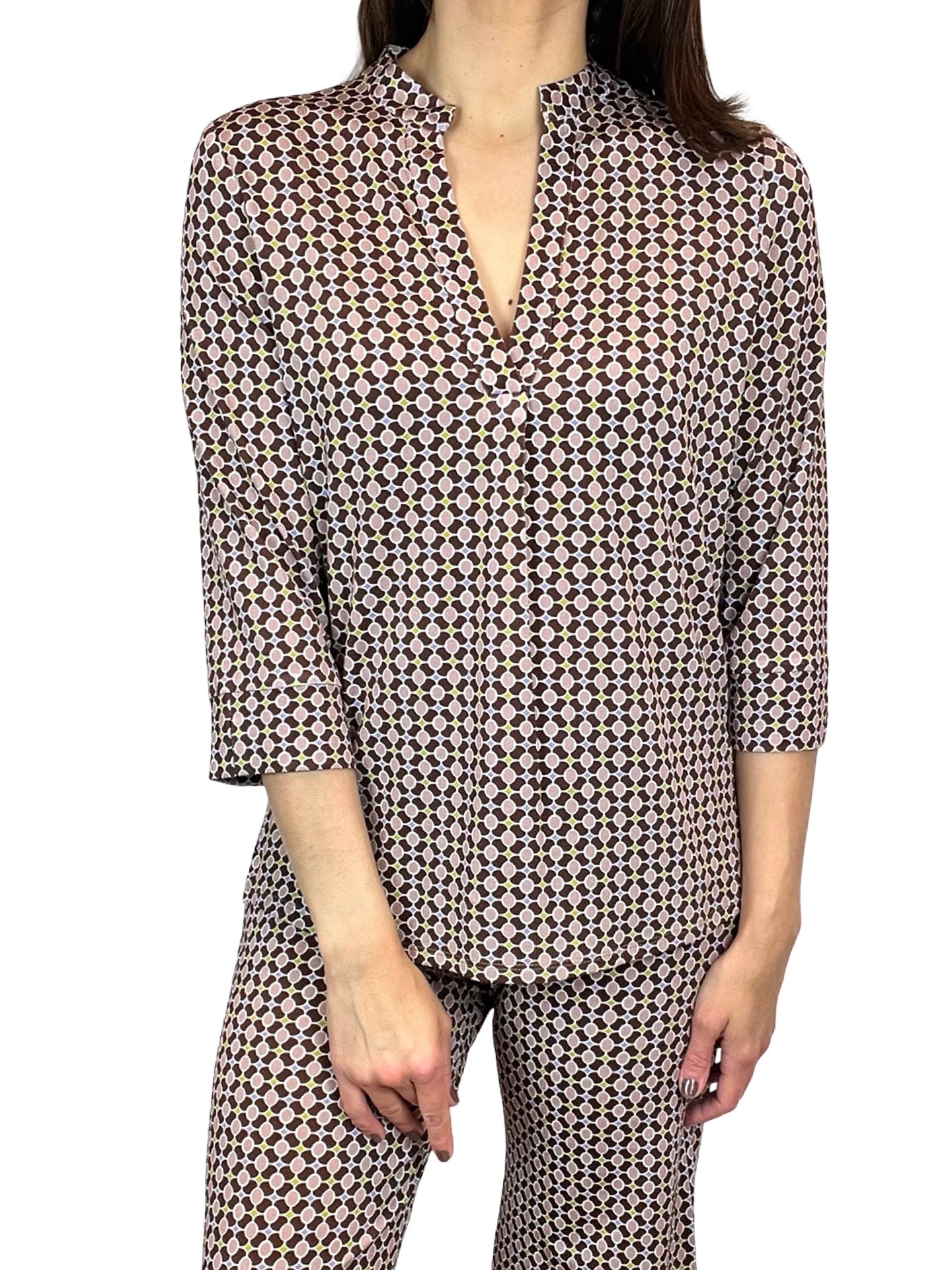 Cuerpo Monika Varga Pico Circulos Rombos Marron