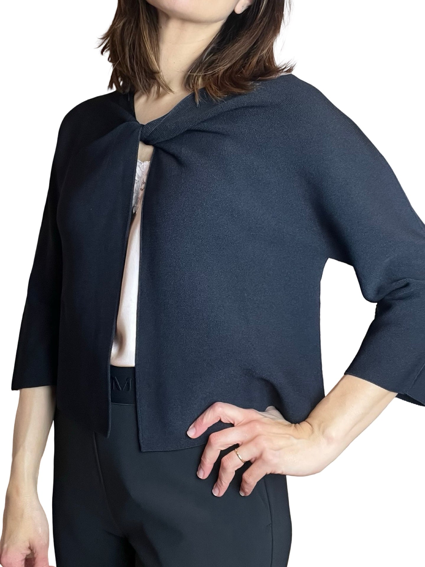 Maglione leggero con collo a nodo continuo