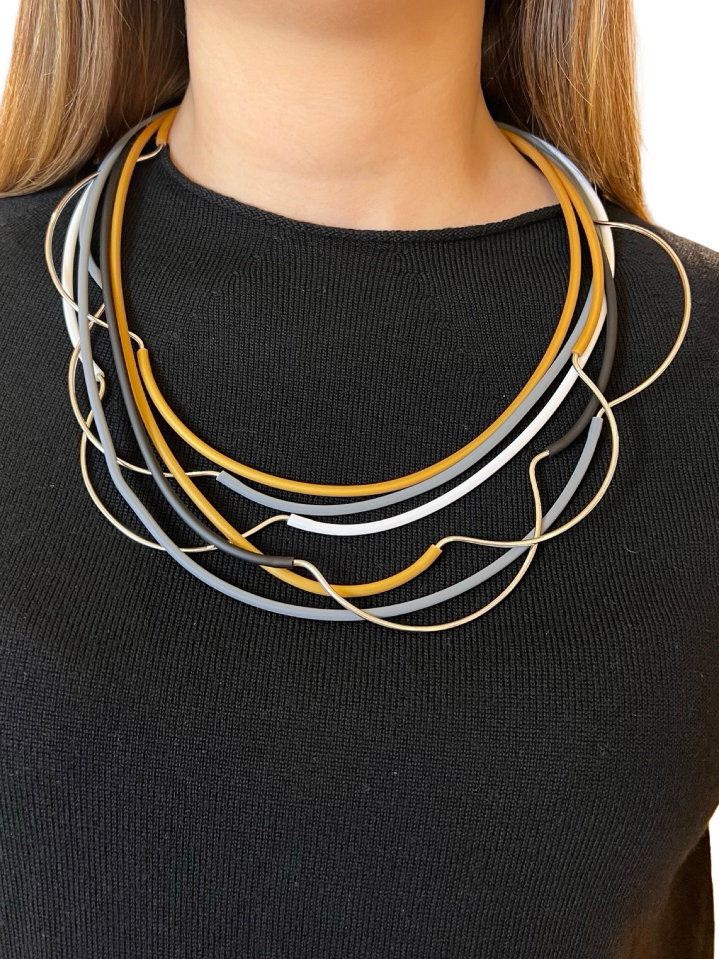 Collana Conti Leggera con strisce di metallo e gomma