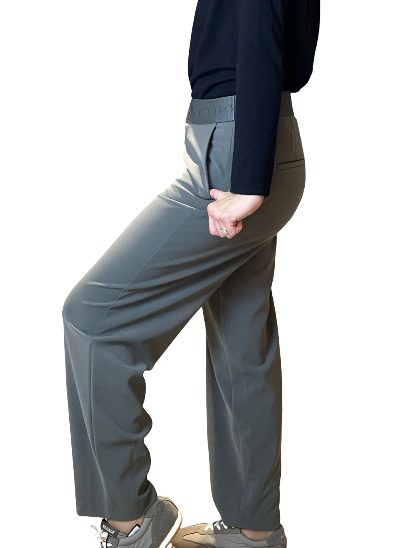 Elena Changer De Pantalon